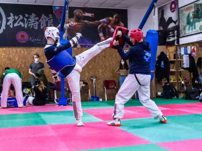 Alle nostre spalle Fumarola, indossata l�uniforme e l�attrezzatura e armato di �scudo da allenamento�, ossia un cuscinetto su cui far sferrare i calci all�avversario, chiama il 26enne Cosimo De Giosa a combattere